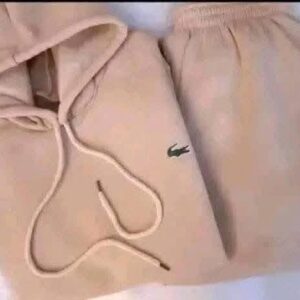 Alternative view of Ensemble Lacoste avec bonnet